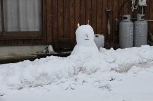 魔女さんのようなかわいい雪だるまは、子どもたちの作品