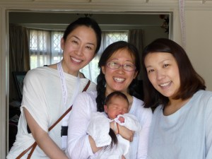 日本で助産師をされていたYさん（右端）のお産に付き添った三浦━マイナリさん（真ん中）。 Yさん宅を訪問させて頂いた折、‘自分が助産師だからこそ、ドゥーラを雇うことの素晴らしさが よく実感できました！’と産後２週間なのにとても元気そうな様子で迎えて下さいました。