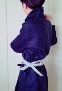 仕事に行く前に娘が撮ってくれた割ぽう着姿の私です。どこで買えるの？と 麻好きヨーロピアンによく聞かれる100％麻製。KAPPOというお店です～。 http://web.ogiwara.co.jp/shop/e/ekappo/ 